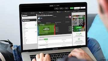 Betway Football Wetten auf dem Laptop